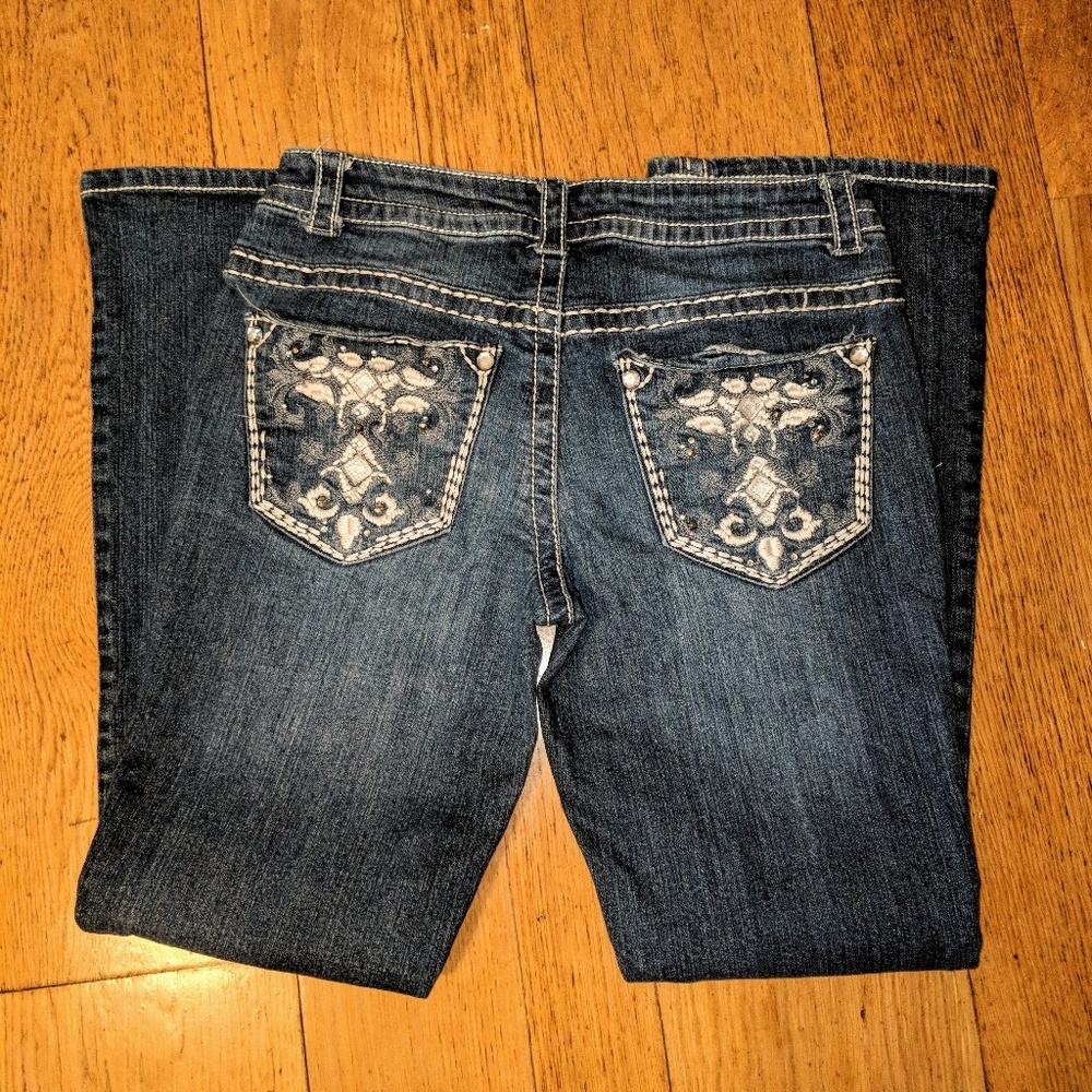 Adorable Blue Jeans w Embroidered back pockets